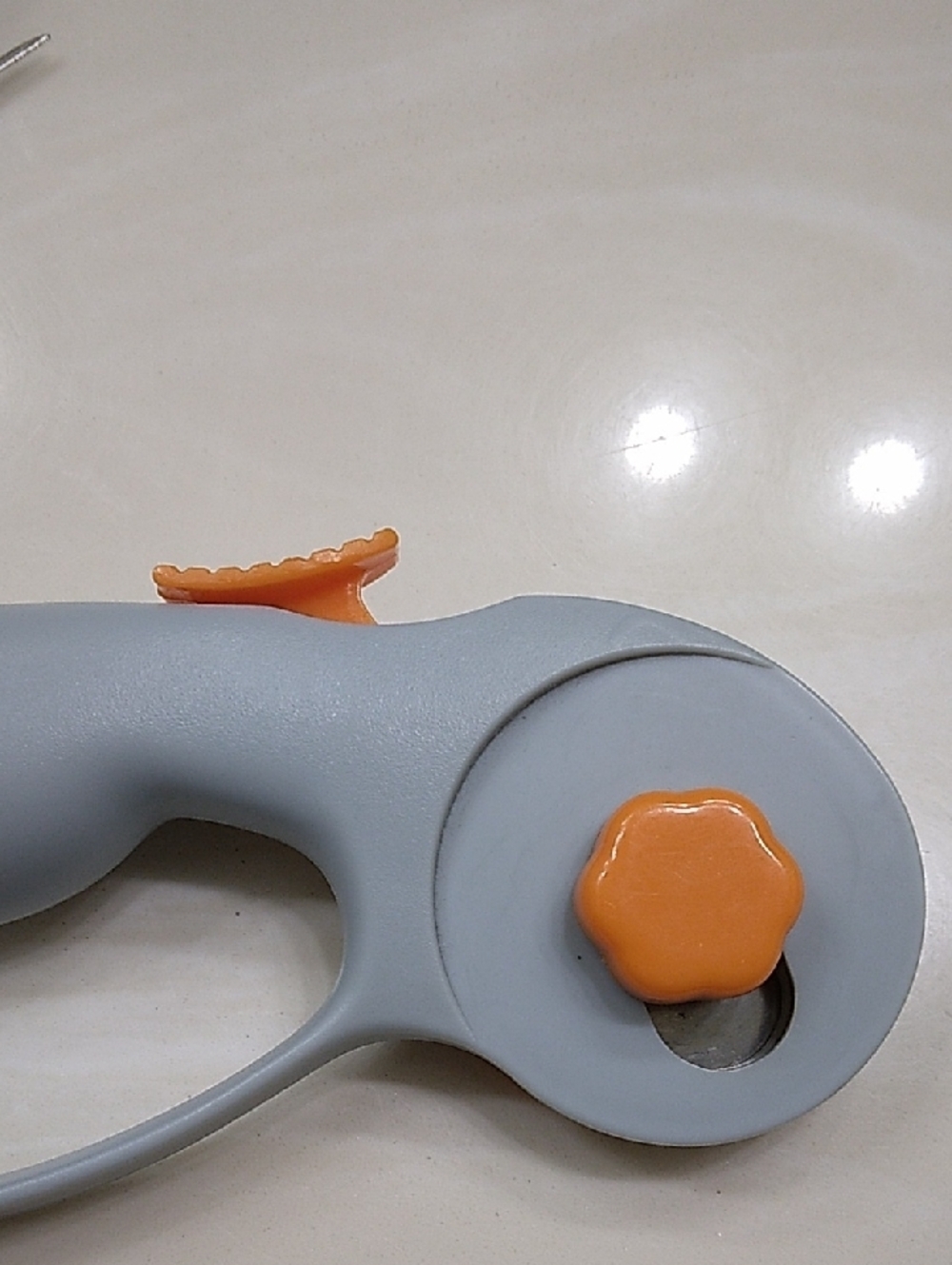 Fiskars Rotary Cutter with Seam Ripper and Magnetic Sewing Machine Light - Picture 6 of 7